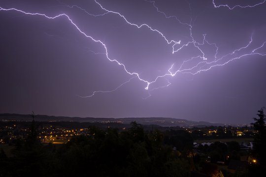 Aufnahme eines Blitzes am Frühlingsgewitter Anfang Juni mit 16-35mm Sony E-Mount Objektiv.